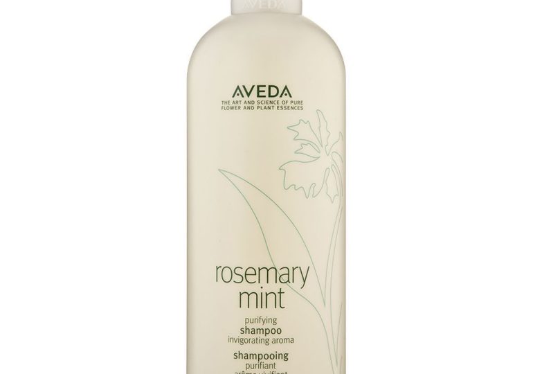 How to Use Rosemary Oil to Strengthen and Grow Hair